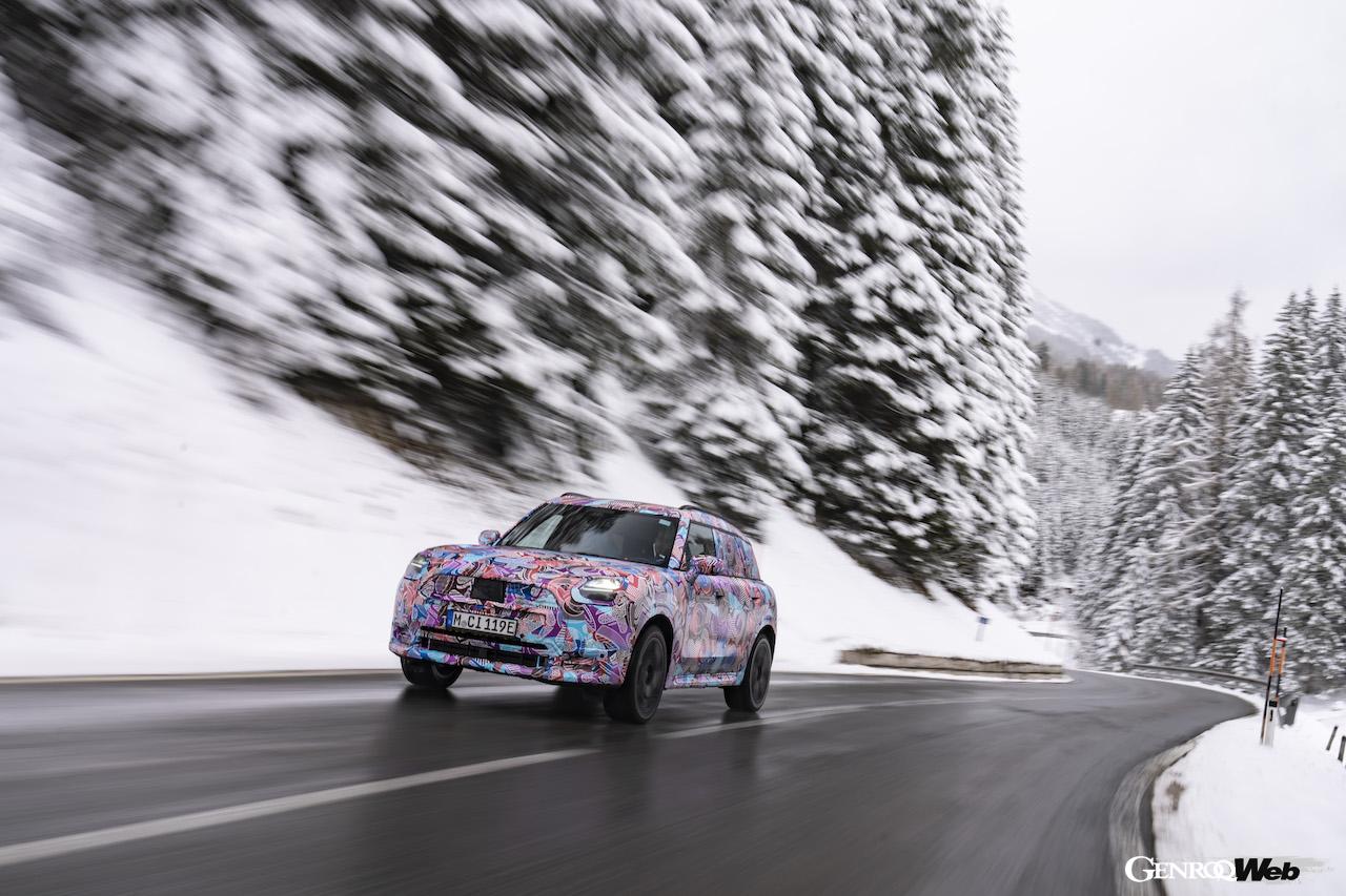 デビューに向けて、精力的にテストを続ける、新型「MINI カントリーマン」。