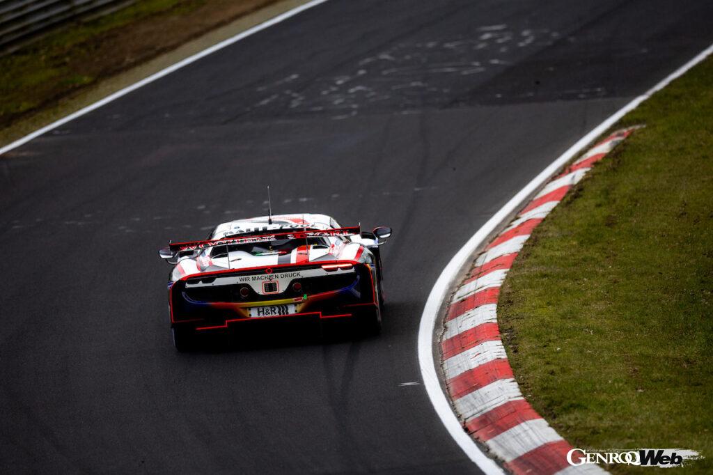 世界中のレースで大成功を収めた488 GT3の後継モデルとして開発された296 GT3。ベースモデルからプラグインハイブリッドシステムは取り除かれ、3.0リッターV6ターボをリヤミッドに搭載する。