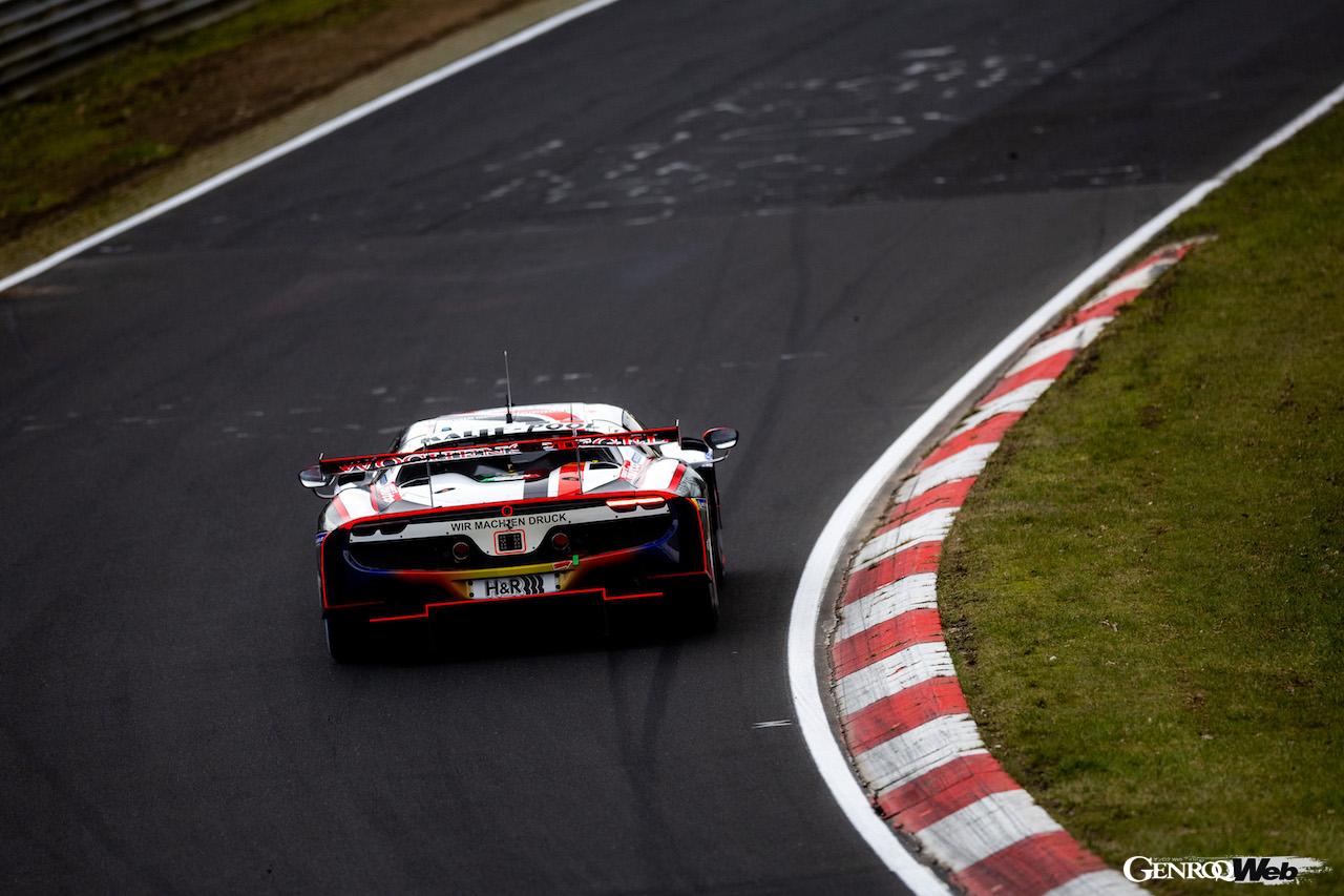 世界中のレースで大成功を収めた488 GT3の後継モデルとして開発された296 GT3。ベースモデルからプラグインハイブリッドシステムは取り除かれ、3.0リッターV6ターボをリヤミッドに搭載する。