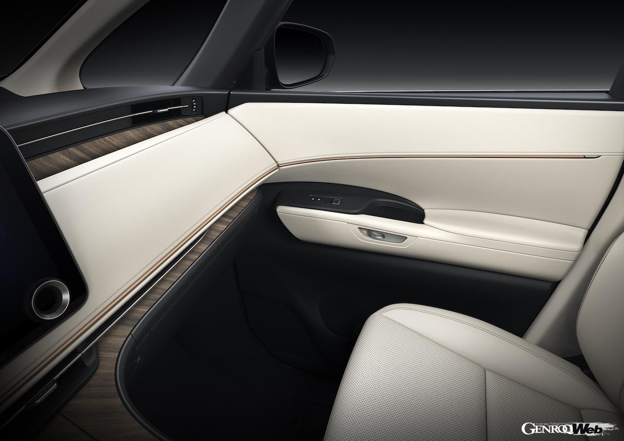 上海モーターショーで公開された、2代目「レクサス LM」のインテリア。