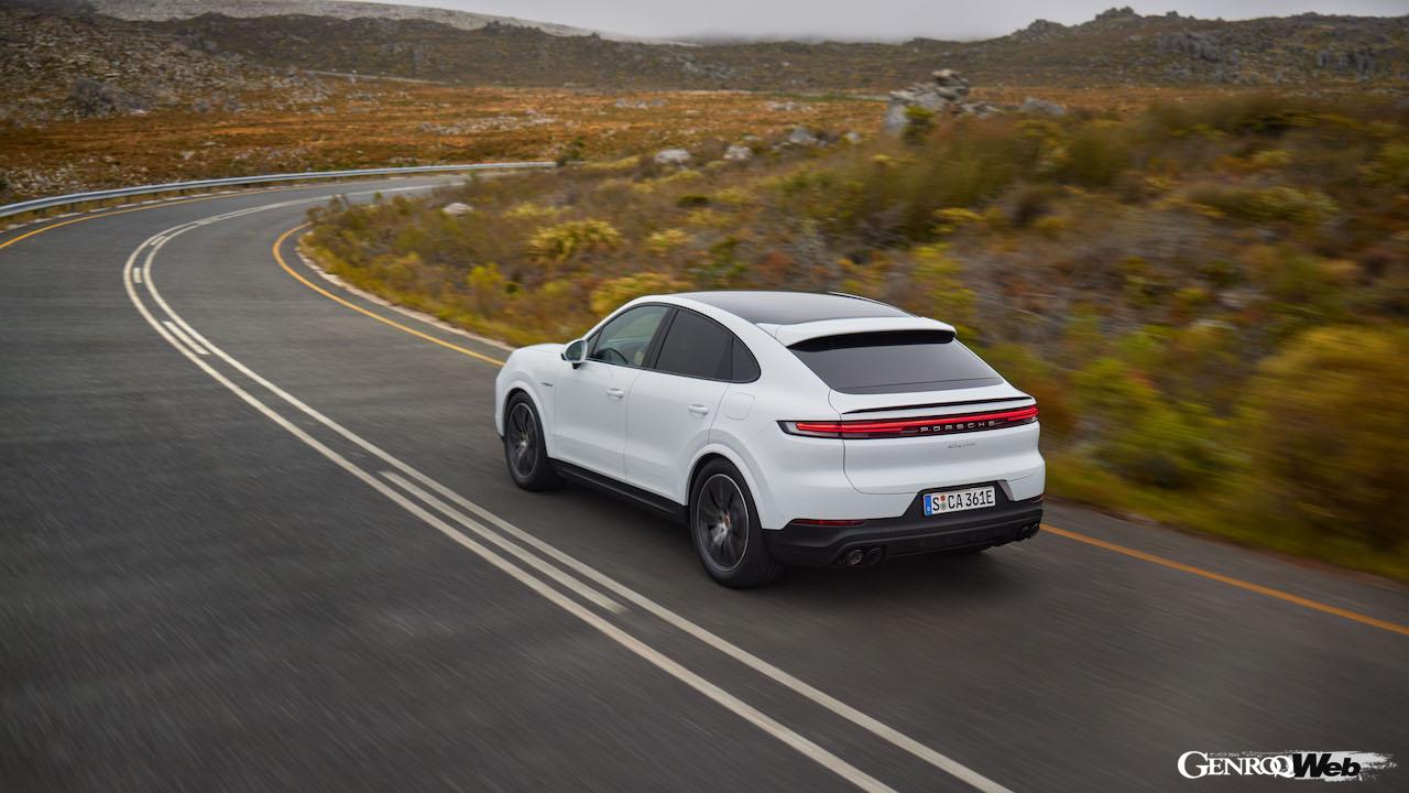 ポルシェ史上最大級のアップデートを実施した「ポルシェ カイエン」改良新型の走行シーン。