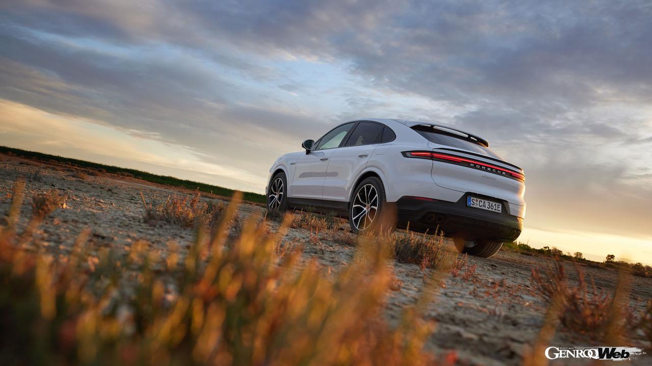 ポルシェ史上最大級のアップデートを実施した「ポルシェ カイエン」改良新型の走行シーン。