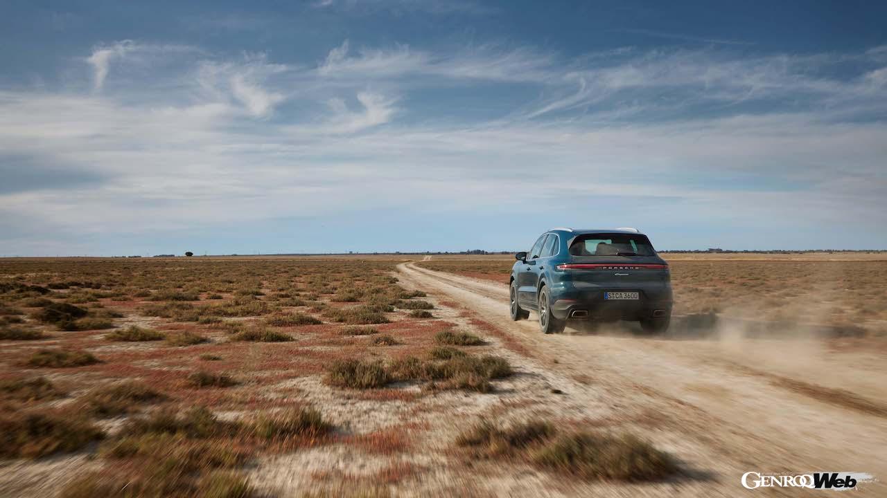 ポルシェ史上最大級のアップデートを実施した「ポルシェ カイエン」改良新型の走行シーン。