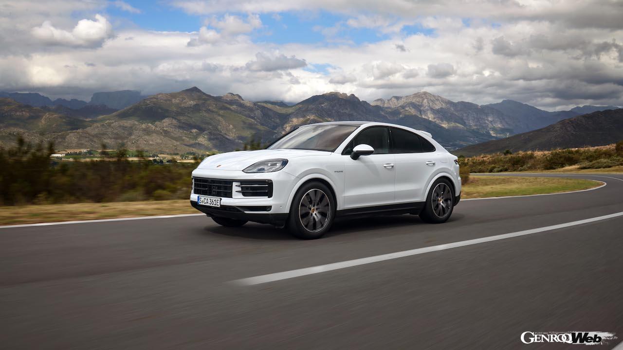 ポルシェ史上最大級のアップデートを実施した「ポルシェ カイエン」改良新型の走行シーン。