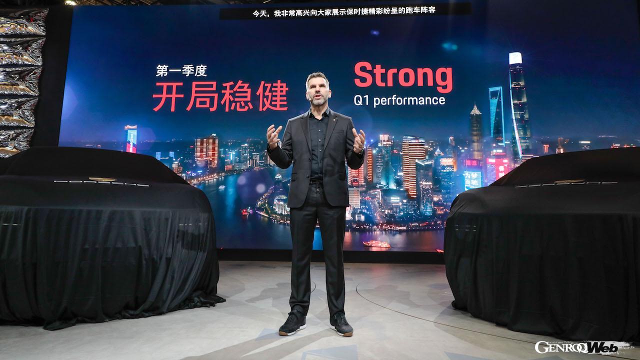 ミドルライフチェンジにも関わらず、ポルシェはフルモデルチェンジに近い改良を、新型カイエンで実施。上海モーターショーにおいて初公開した。