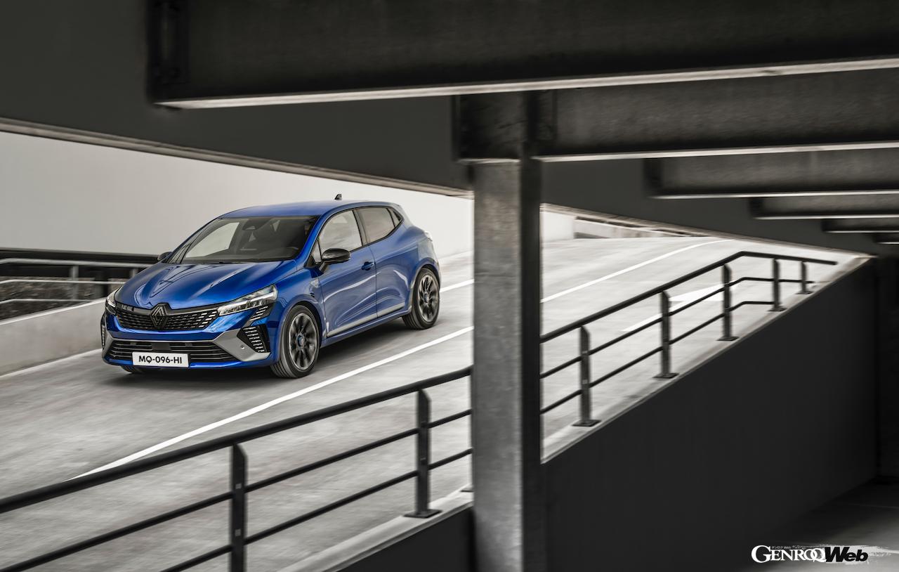 「ルノー クリオ」改良新型の走行シーン。