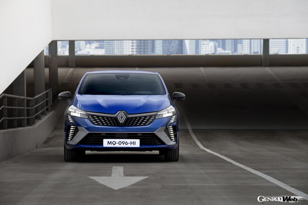 「ルノー クリオ」改良新型の走行シーン。