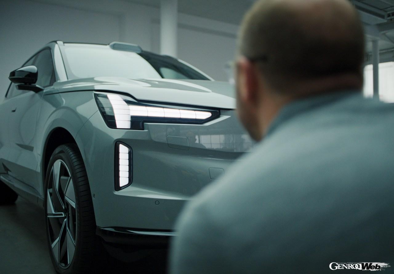 ボルボ EX90に導入されるコンポーネントを比較・検討するボルボの開発スタッフたち。