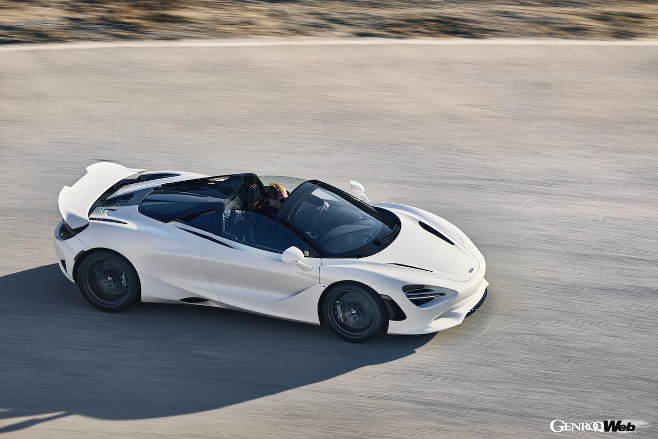 大幅な進化を果たしたミッドシップスーパースポーツ「マクラーレン 750S スパイダー」の走行シーン。