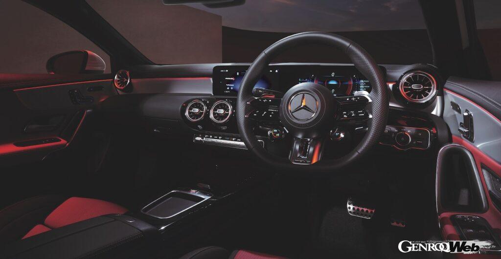 スポーティなインテリアには、静電容量式センサーを備えたパッドをを搭載した新世代のステアリングホイールが導入された。