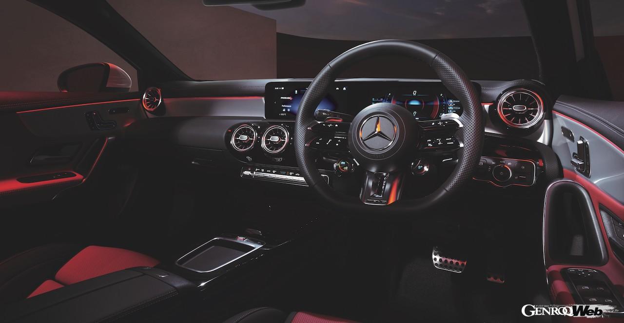 スポーティなインテリアには、静電容量式センサーを備えたパッドをを搭載した新世代のステアリングホイールが導入された。