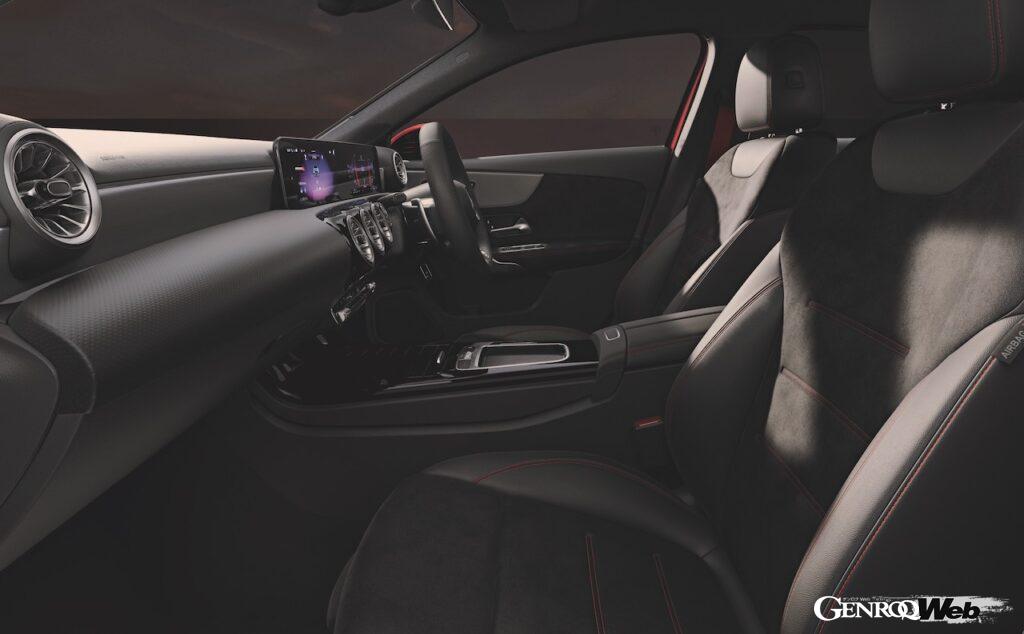 スポーティなインテリアには、静電容量式センサーを備えたパッドをを搭載した新世代のステアリングホイールが導入された。