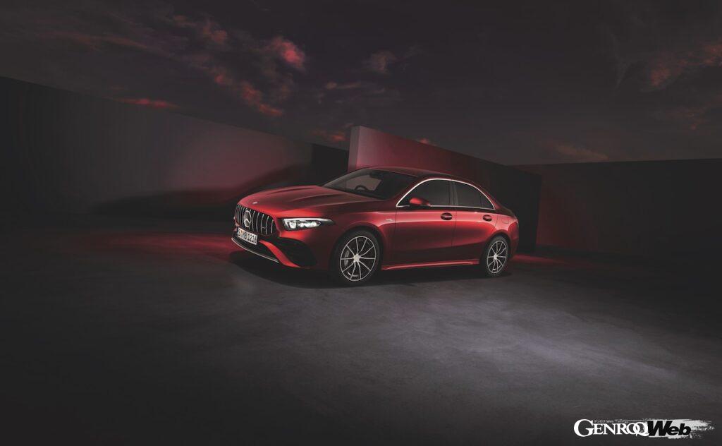 AクラスとAクラス セダンに設定される「A 35 4MATIC」には、2.0リッター直列4気筒ターボエンジン「M260」にマイルドハイブリッドシステムが組み合わせられた。