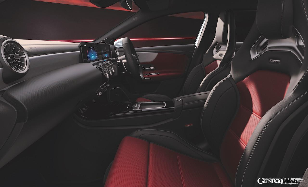 スポーティなインテリアには、静電容量式センサーを備えたパッドをを搭載した新世代のステアリングホイールが導入された。