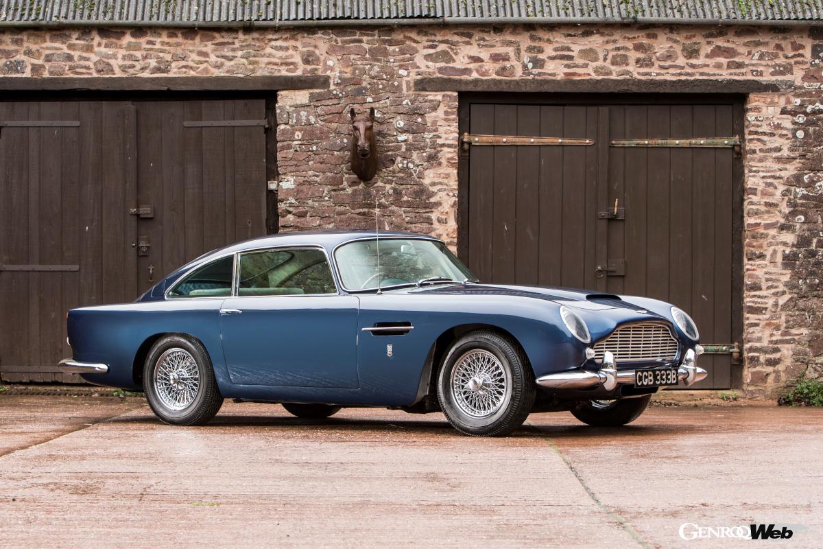 映画「007/ゴールドフィンガー」でボンドカーとして採用された「DB5」が現在のアストンマーティンブランドの象徴である。