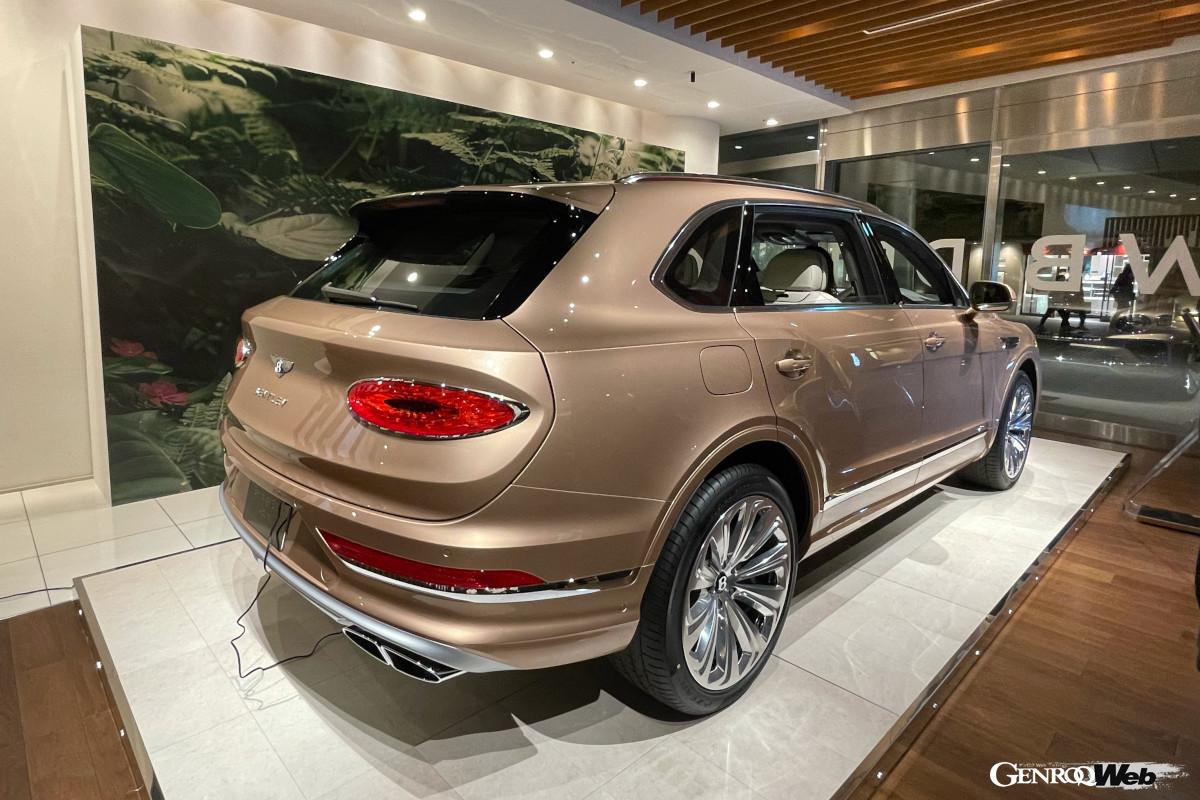 展示車両はアズール。22インチホイールやパワークローズドア、オープンポア仕上げのウッドパネルなど多くの装備が備わる。