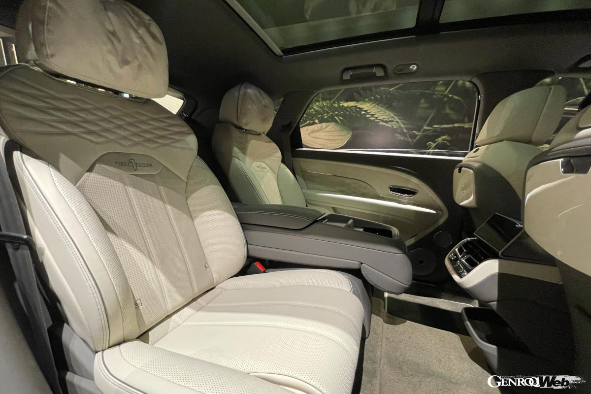 40度までリクライニング可能な後席にはシートオートクライメートも備える。これは2名掛け仕様だ。