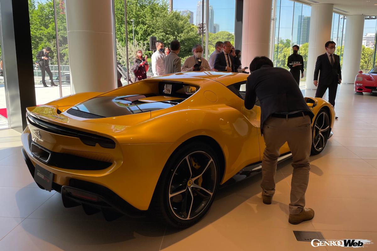 自然光と融合するよう調整した人工光を組み合わせているという。照明は自在に色や明るさを変更でき、車両をより魅力的に展示できるという。