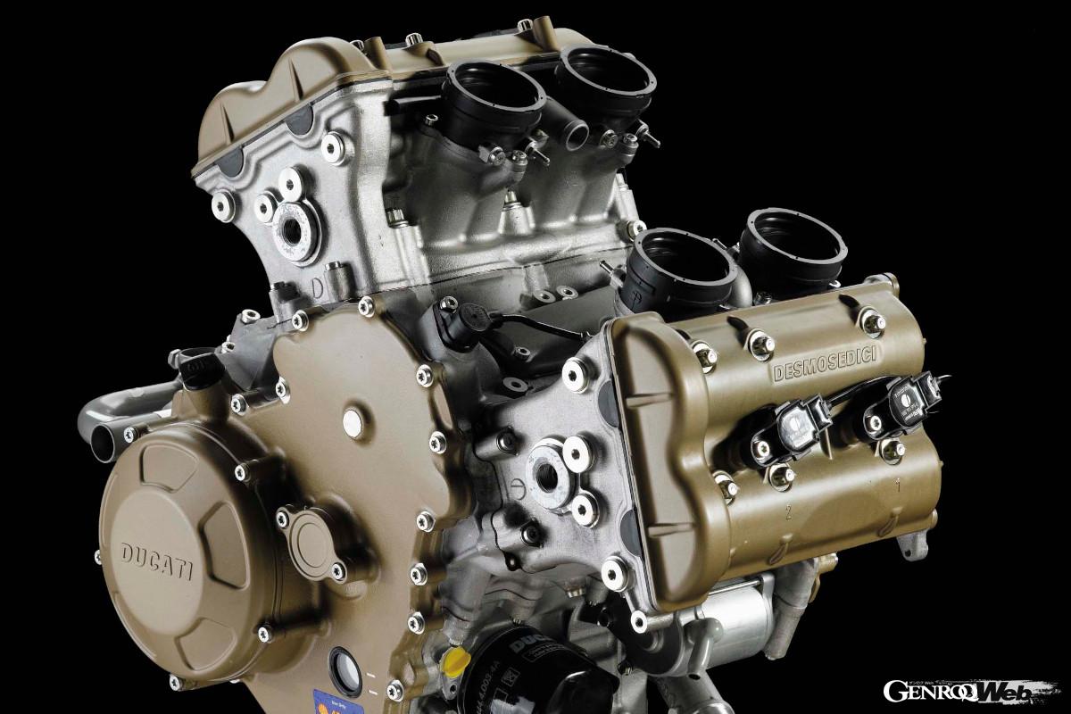 ドゥカティの市販車として初めてL型4気筒エンジン16バルブエンジンを搭載。バルブ駆動はデスモドロミックだ。車名は「デスモドロミック駆動の16バルブ」を意味する。