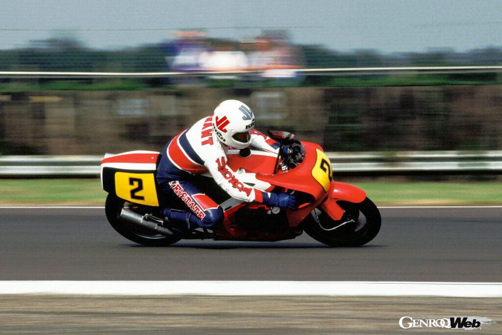1979年、NR500(NR1)がついにGPデビューを飾る。片山敬済とともにハンドルを託されたミック・グラント(写真)は、NR500にとって初戦となるイギリスGPで、こちらも4ストロークにとっては不利な押しがけスタートで出遅れた後、第1コーナーで転倒し炎上。片山車も3周目にイグニッショントラブルでリタイア。続く第12戦では500ccクラスのレースは無かったが、この年の最終戦となる第13戦フランスGPでは屈辱の予選落ちを喫した。