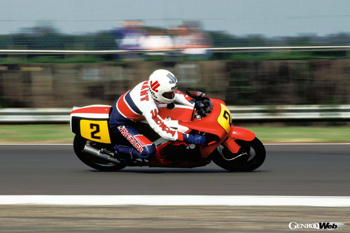 1979年、NR500（NR1）がついにGPデビューを飾る。片山敬済とともにハンドルを託されたミック・グラント（写真）は、NR500にとって初戦となるイギリスGPで、こちらも4ストロークにとっては不利な押しがけスタートで出遅れた後、第1コーナーで転倒し炎上。片山車も3周目にイグニッショントラブルでリタイア。続く第12戦では500ccクラスのレースは無かったが、この年の最終戦となる第13戦フランスGPでは屈辱の予選落ちを喫した。