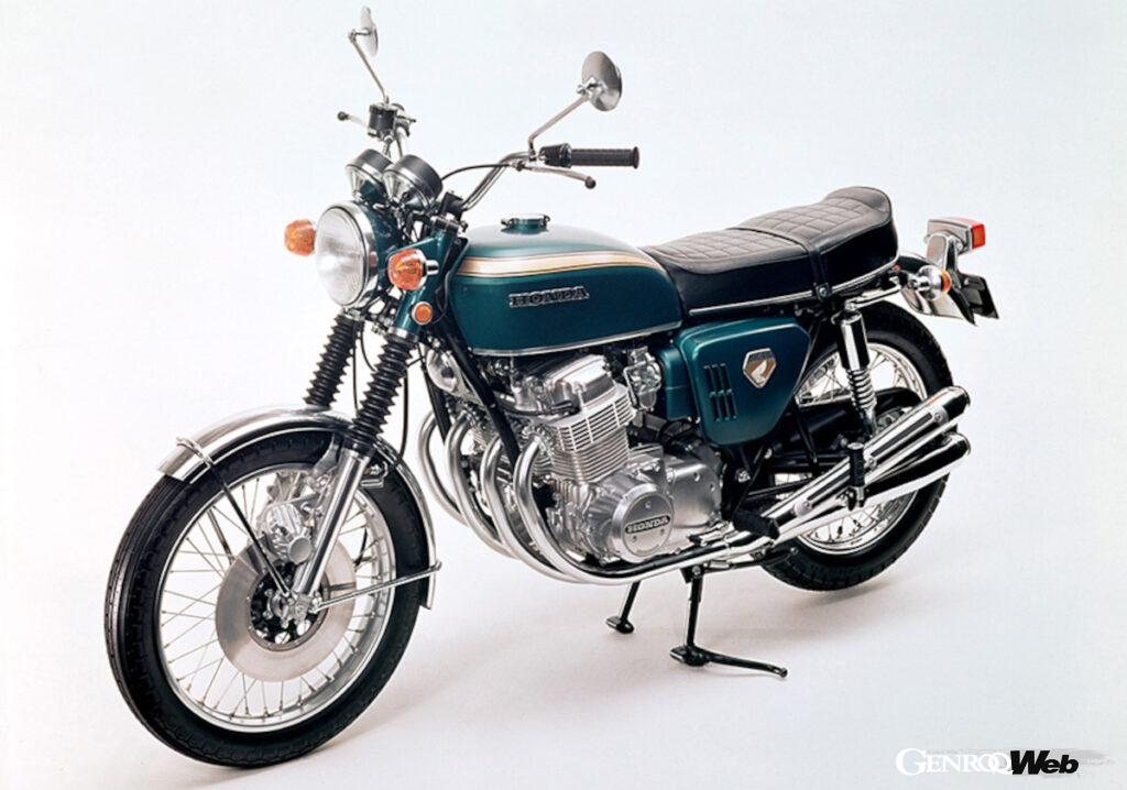 1969年に登場したCB750フォア。量産市販車として世界初の直列4気筒エンジンを搭載し、前輪ディスクブレーキやドライサンプの潤滑方式など当時の最上級の装備をおごられたバイク。4キャブレターの4本出しマフラーは威風堂々としたスタイルは世界中のバイク乗りに衝撃を与え、空前のヒット作となる。