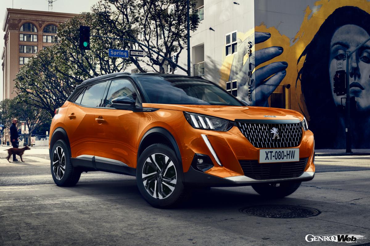 T-Crossは1.0リッター3気筒エンジン、2008は1.2リッター3気筒エンジンを搭載する。キャプチャーは1.3リッター直4ターボエンジンを搭載するモデルもラインナップするが、やはり注目は今回ピックアップしたハイブリッドモデルだ。