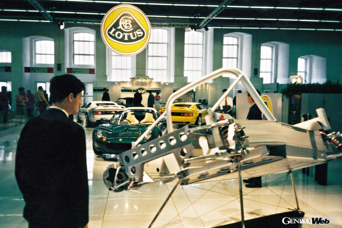 テスラのデビューモデルはロータス・エリーゼをベースとした2シータースポーツBEV「ロードスター」だった。アルミ押し出し材を用いたバスタブシャシーは、簡易的にバッテリーを搭載するのに優れていた。それと同時に高出力の急速充電機「スーパーチャージャー」も整備した。