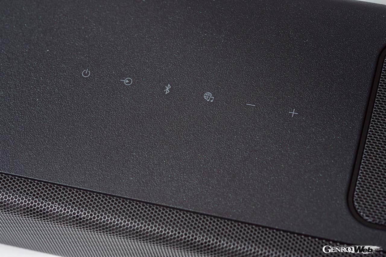 天面右側にはタッチセンサー式のスイッチが用意される。電源や音量、Bluetoothなどの操作を行うことができる。マットな仕上げがとても美しく質感も高い。