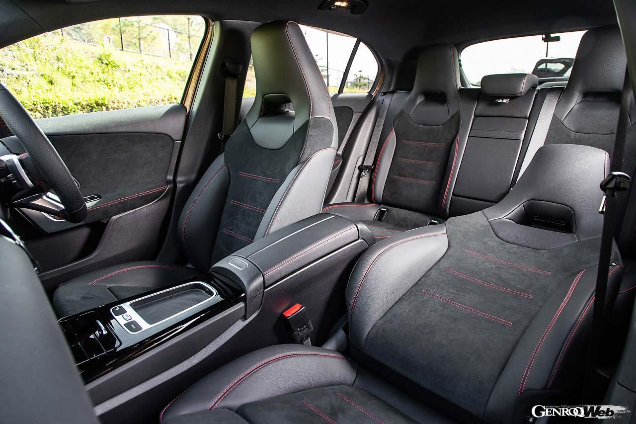 2枚の10.25インチディスプレイは低い位置にレイアウトされ、未来感があるインテリア。