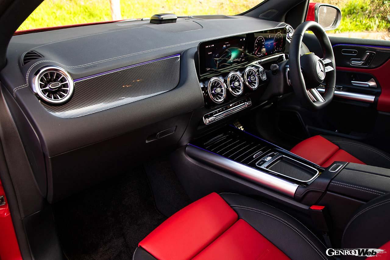 Aクラスと同じプラットフォームだが、座面高が高く見晴らしの良いBクラス。室内も広く、ファミリーカーとしての性能は高いといえる。