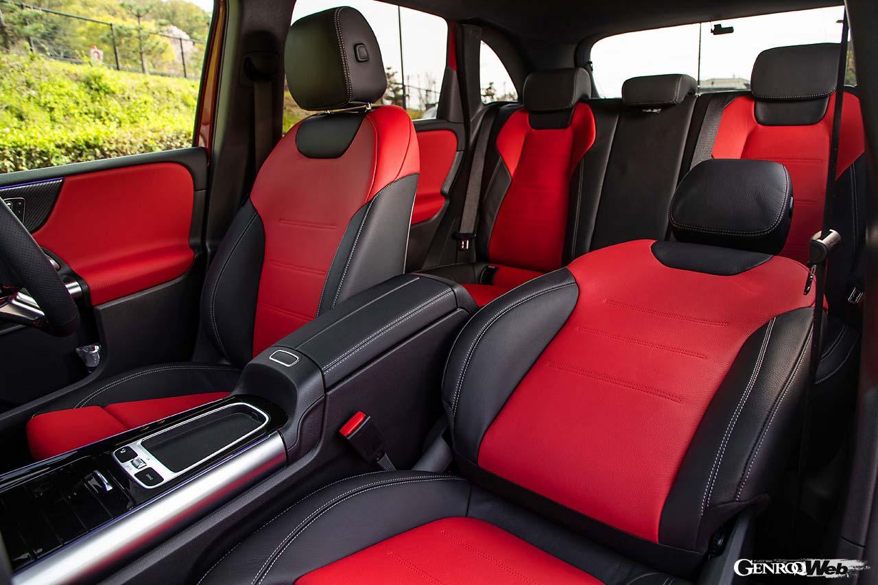 Aクラスと同じプラットフォームだが、座面高が高く見晴らしの良いBクラス。室内も広く、ファミリーカーとしての性能は高いといえる。