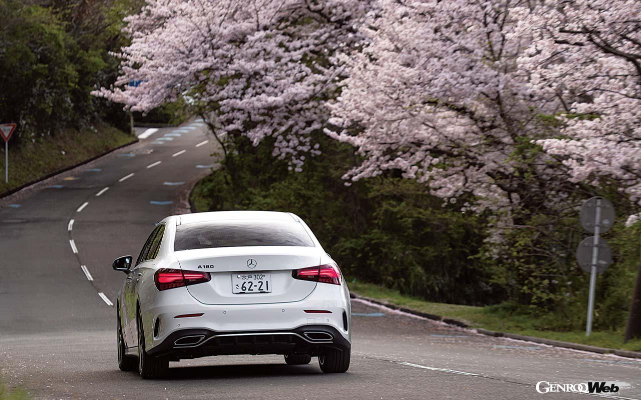 2枚の10.25インチディスプレイは低い位置にレイアウトされ、未来感があるインテリア。交差点などで、フロントカメラが捉えた前方の映像にルートが表示されるARナビゲーション。A 200 dで標準、A 180ではオプションとなる。