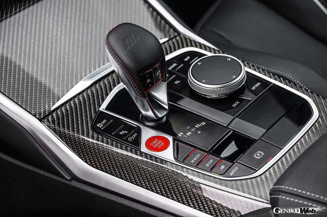 眼前にはメーターとセンターディスプレイを一体としたカーブドディスプレイが広がり、最新のiDriveは8.0へと進化。トランスミッションは操る愉しさを享受できる6速MTと、先代の7速DCTから変更となった8速ATを用意。