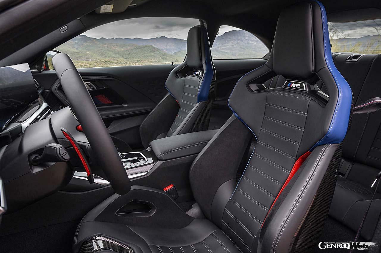 サイドサポートが張り出した前席のMスポーツシートは“M2”のロゴが光るイルミネーション機能付き。オプションでMカーボンバケットシートも用意する。後席は2人用。