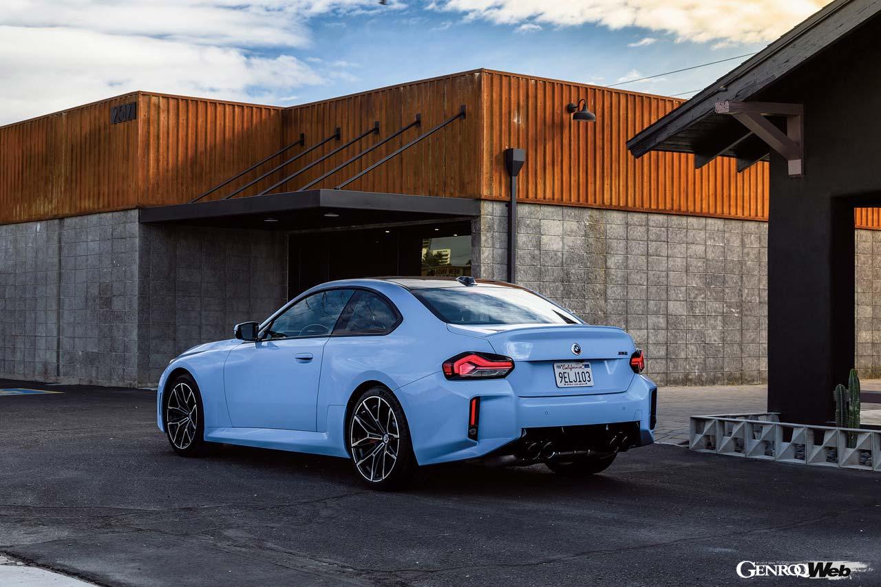 ベースとなる2シリーズクーペと比べて60mm、前型に比べても30mm拡幅されたボディは迫力十分。