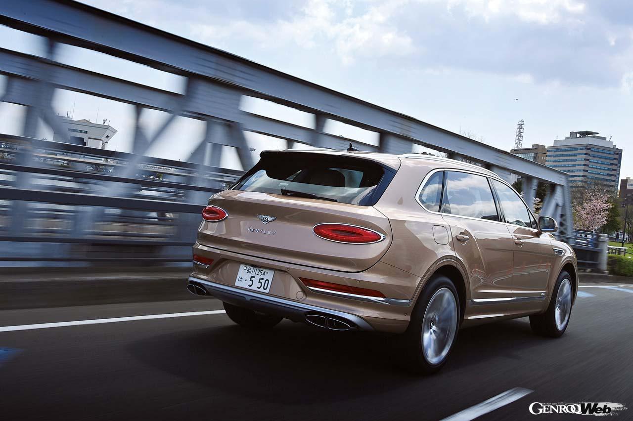 低速時には逆位相、高速時には同位相で動くリヤタイヤの恩恵で、直進安定性、コーナーでの追従性はスタンダードを上回ると思うほどだ。