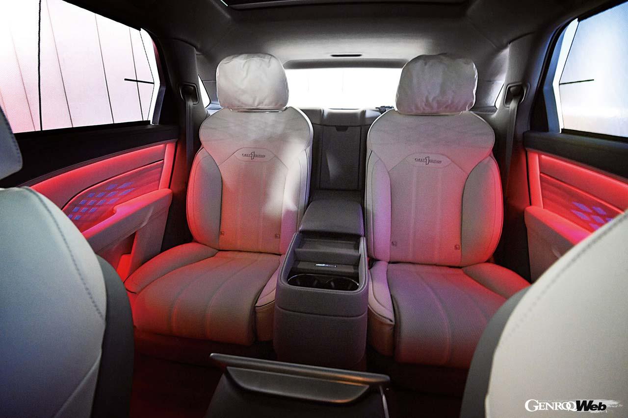 試乗車は2名仕様だが、3名仕様も選択できる。最高級レザーが用いられたシートはマッサージ機能も備わる。