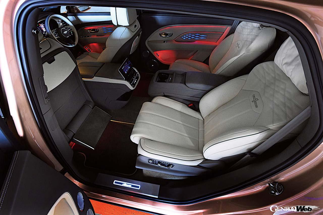 オプションのエアラインシートスペックにより、リクライニング角度が拡大されフットレストが装備される。また世界初のオートクライメートシステムも備わる。