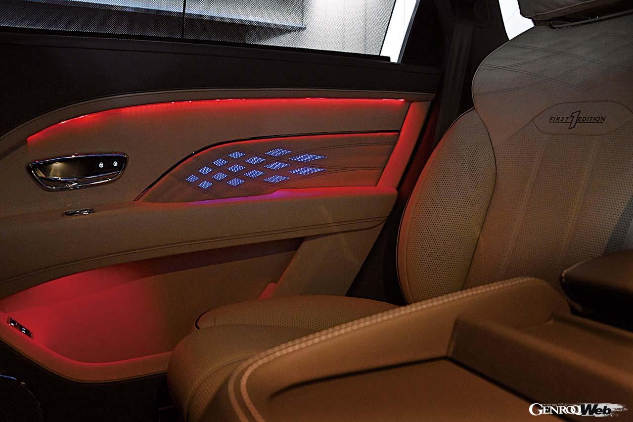 ドアに無数に開けられた1mmの穴の奥で22個のLED照明が光るベントレーダイヤモンドイルミネーションはファーストエディションに標準装備。