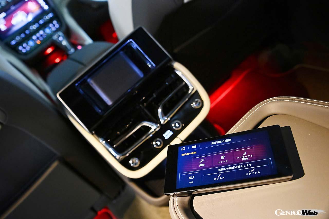 センターコンソールの操作パネルは取り外すことも可能。シート調整などの操作を一括して行うことができる。