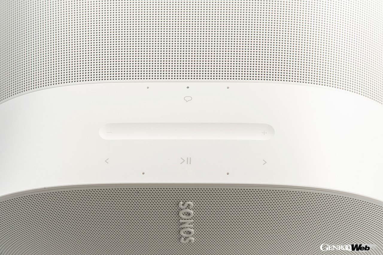 液晶画面などは採用されず、すべての操作はアプリ上か本体のタッチ操作で完結できる。一時停止や音量調節、Sonosスピーカー同士のグループ化をタッチ操作で行う。