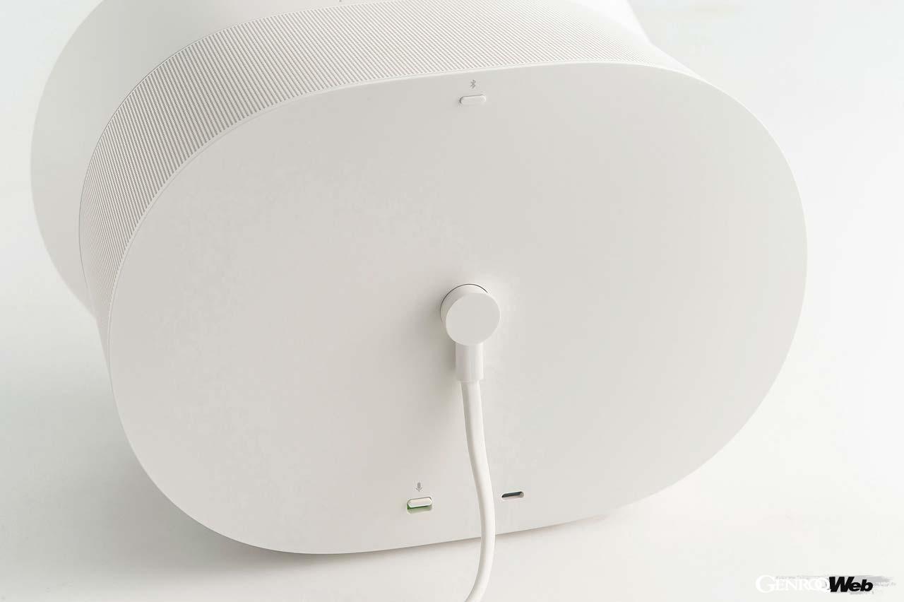 ボディ背面にはBluetooth、音声操作対応のスイッチが配される。前面、側面、上面に最適配置された6つのドライバーがDolby Atmos再生に対応し、革新的なサウンドを奏でる。