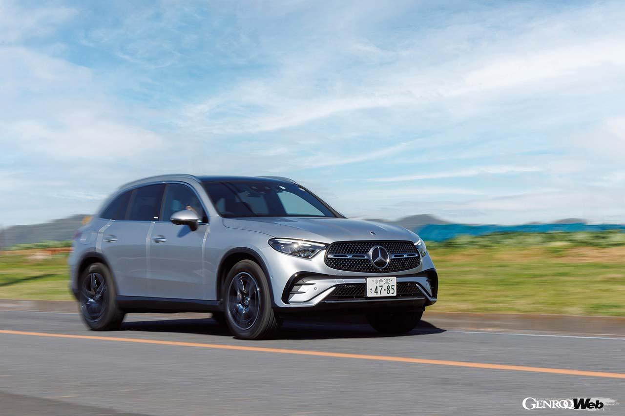 最新のメルセデス流儀のインパネは豪華さと先進感に溢れている。試乗車はオプションのAMGレザーエクスクルーシブパッケージを装着しており、シート表皮の肌触りも素晴らしい。3車の中で最もボディサイズが大きいこともあり、後席はさすがの広さだ。