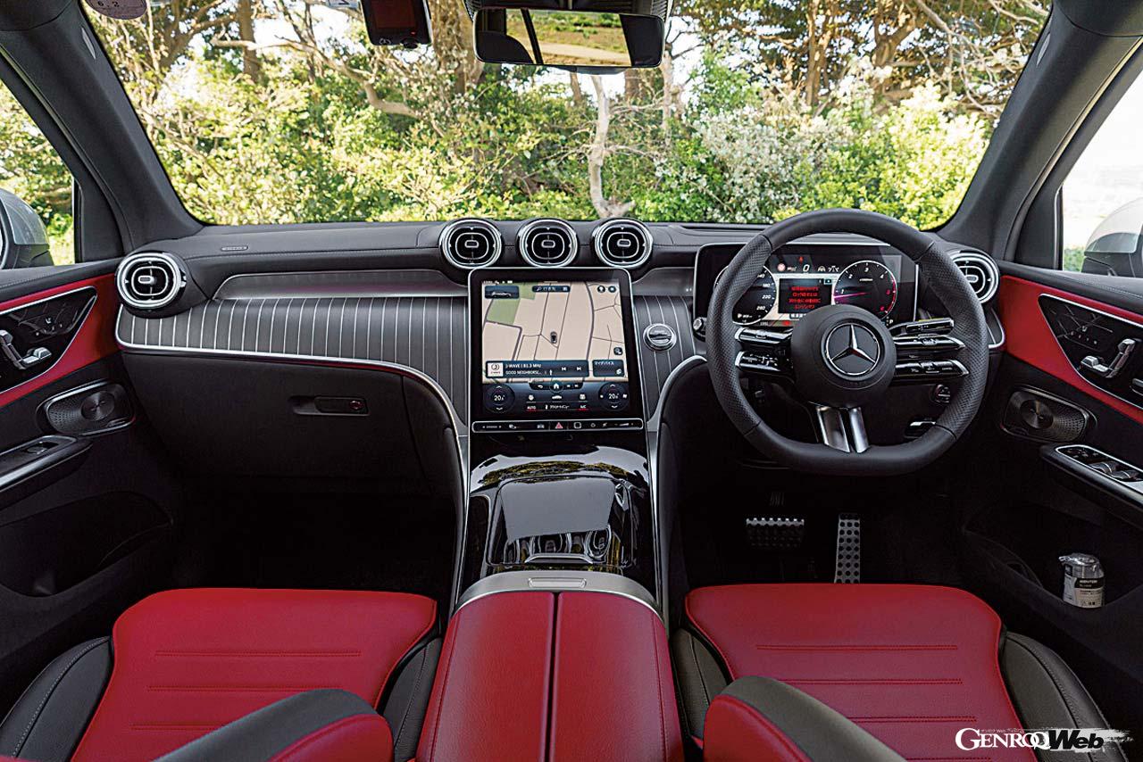 最新のメルセデス流儀のインパネは豪華さと先進感に溢れている。試乗車はオプションのAMGレザーエクスクルーシブパッケージを装着しており、シート表皮の肌触りも素晴らしい。3車の中で最もボディサイズが大きいこともあり、後席はさすがの広さだ。