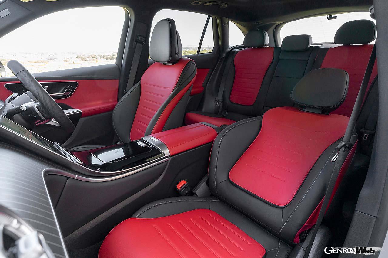 最新のメルセデス流儀のインパネは豪華さと先進感に溢れている。試乗車はオプションのAMGレザーエクスクルーシブパッケージを装着しており、シート表皮の肌触りも素晴らしい。3車の中で最もボディサイズが大きいこともあり、後席はさすがの広さだ。