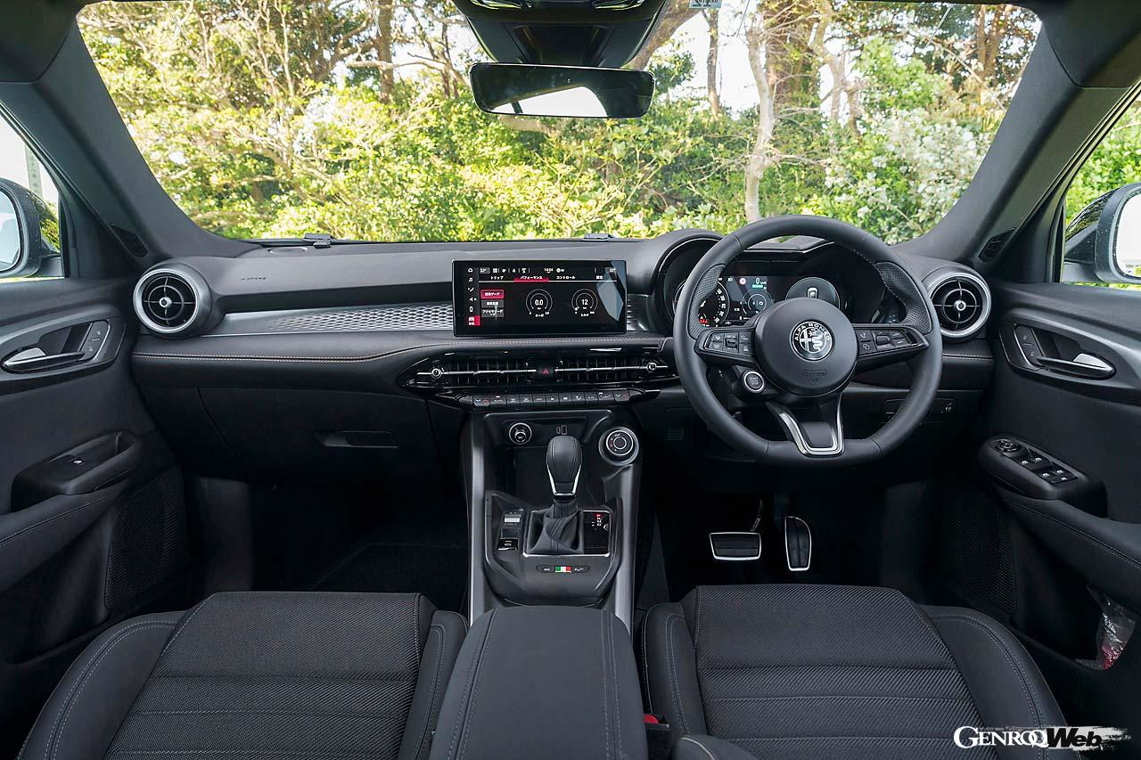 スピードメーターとタコメーターを覆う2つの丸形状のバイザーを持つ伝統のデザインを継承。しかし表示は12.3インチのモニターによるデジタル表示へと進化している。リヤシートはボディサイズから想像するより広く、ヘッドスペースも確保されている。