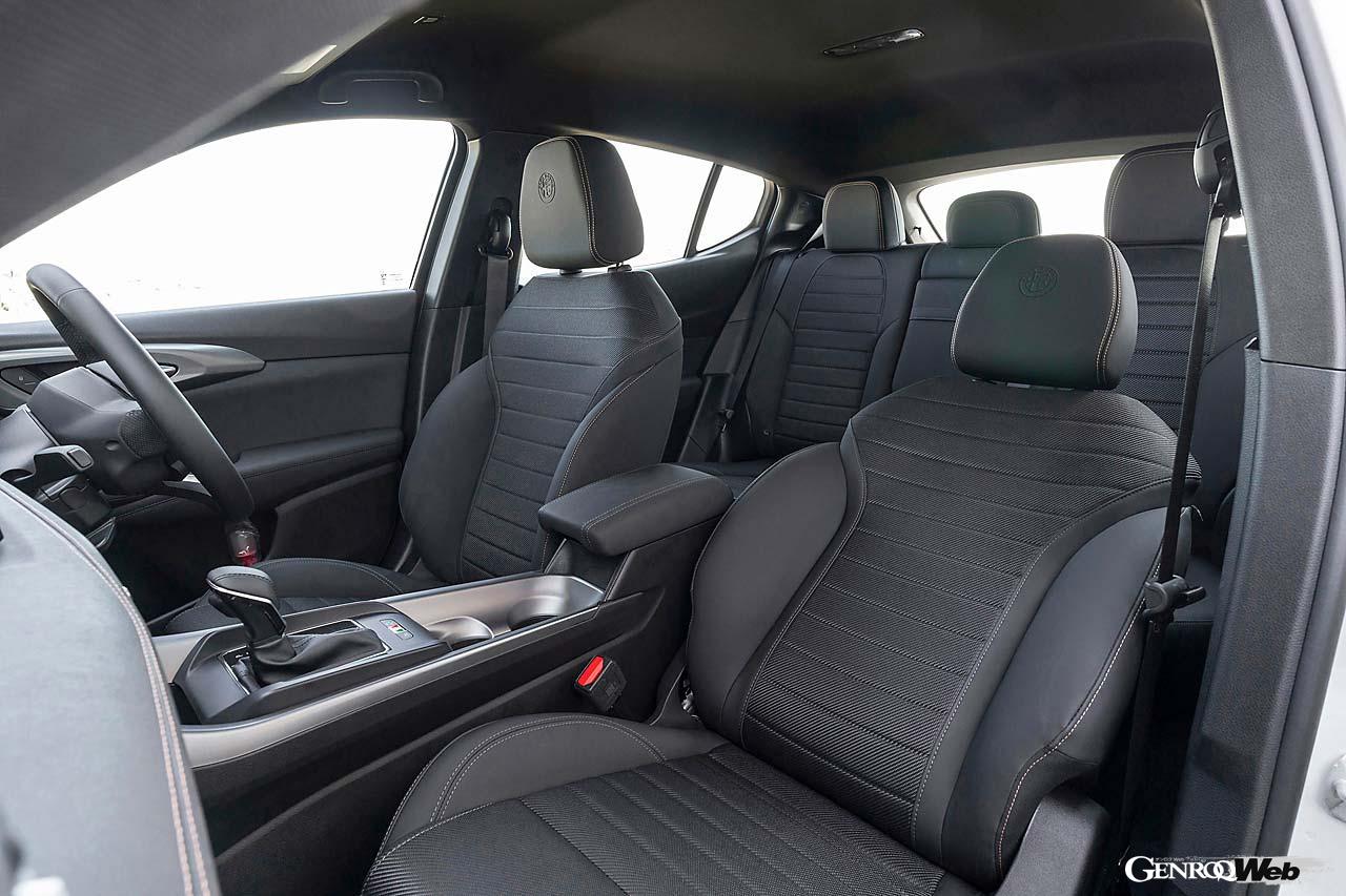 スピードメーターとタコメーターを覆う2つの丸形状のバイザーを持つ伝統のデザインを継承。しかし表示は12.3インチのモニターによるデジタル表示へと進化している。リヤシートはボディサイズから想像するより広く、ヘッドスペースも確保されている。