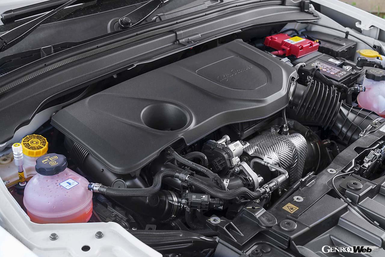 1.5リッターの直4を搭載し、さらに20PS/55Nmのモーターが加わるハイブリッド。発進時や低負荷時にはモーターによるEV走行となる。