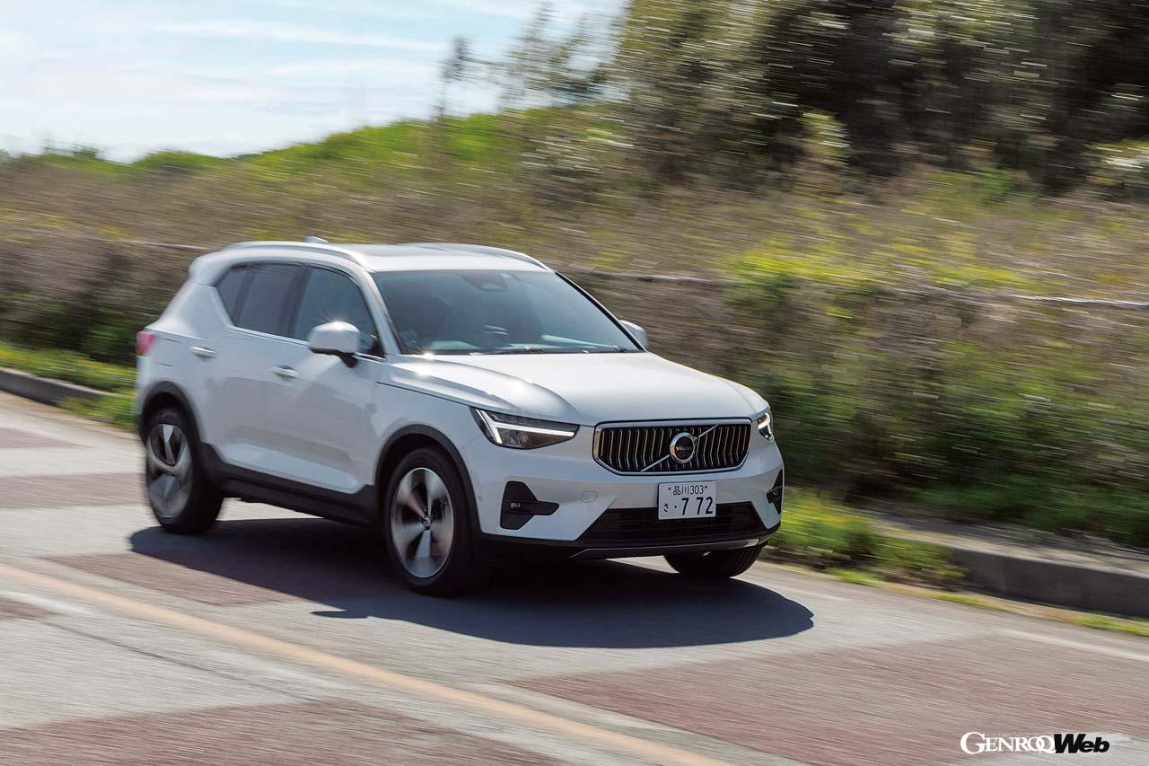 レザーとウッドが調和した、シンプルで明るい雰囲気が北欧のセンスを感じる。試乗車のUltimateに加えてPlus、Plus Proの3種類のトリムラインを用意する。室内は広大ではないが4人が乗っての長距離ドライブにも十分な広さを持つ。